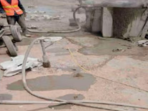 长坡镇水泥混凝土路面板底注浆技术 路面脱空注浆整治方案